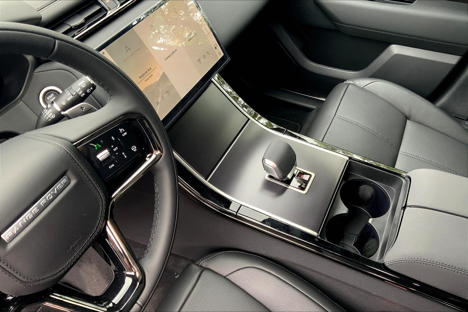 2026 Land Rover Range Rover Velar SE photo 4