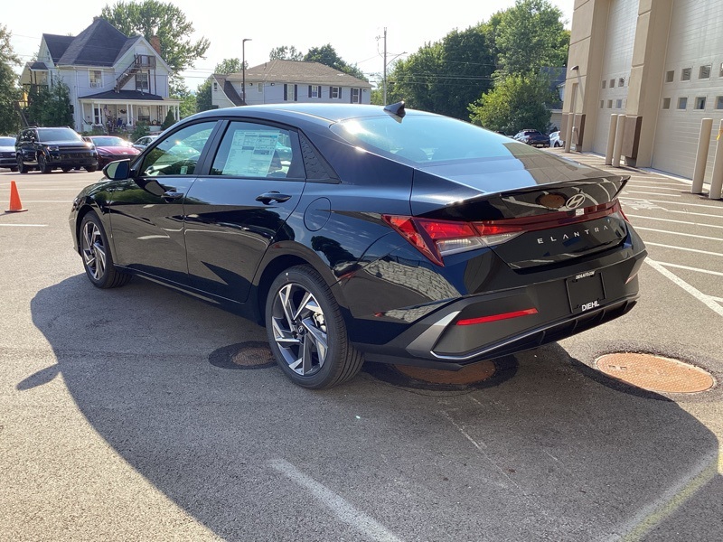 2025 Hyundai Elantra SEL Sport photo 4