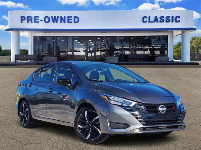 2025 Nissan Versa SR's photo