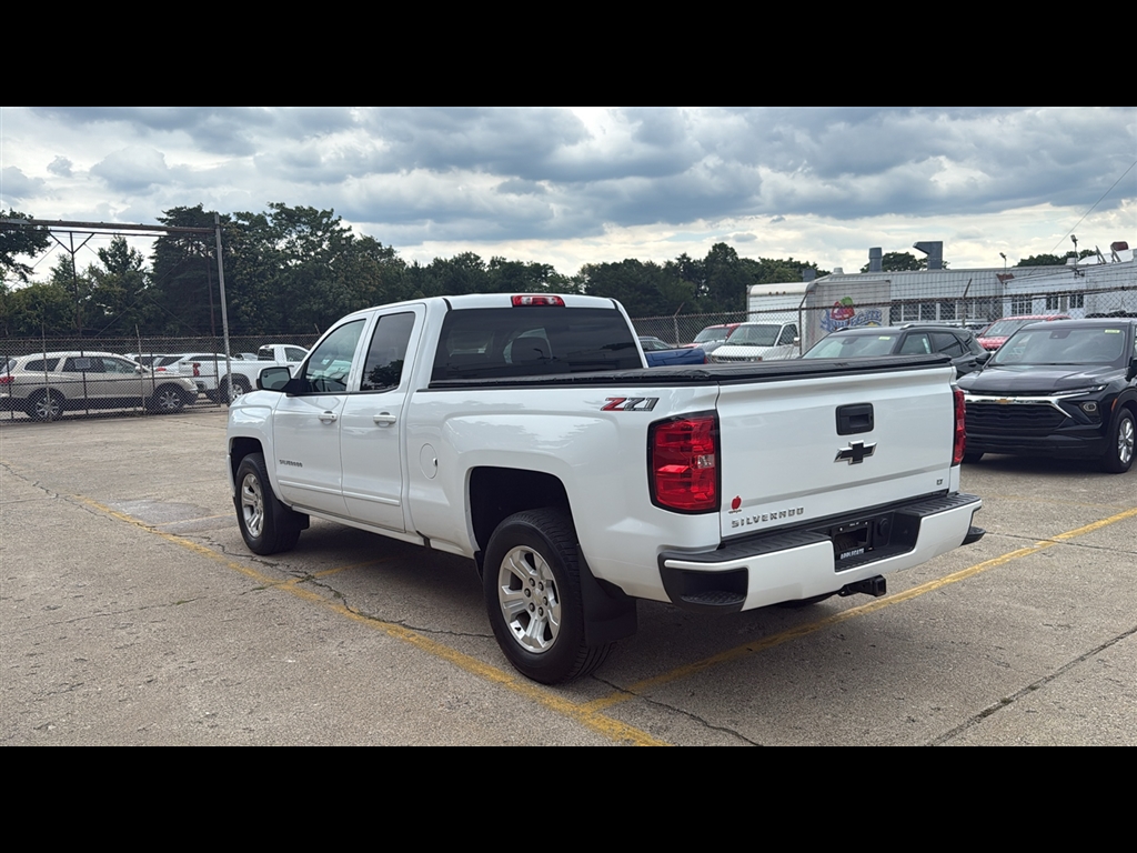 2018 Chevrolet Silverado LT photo 3