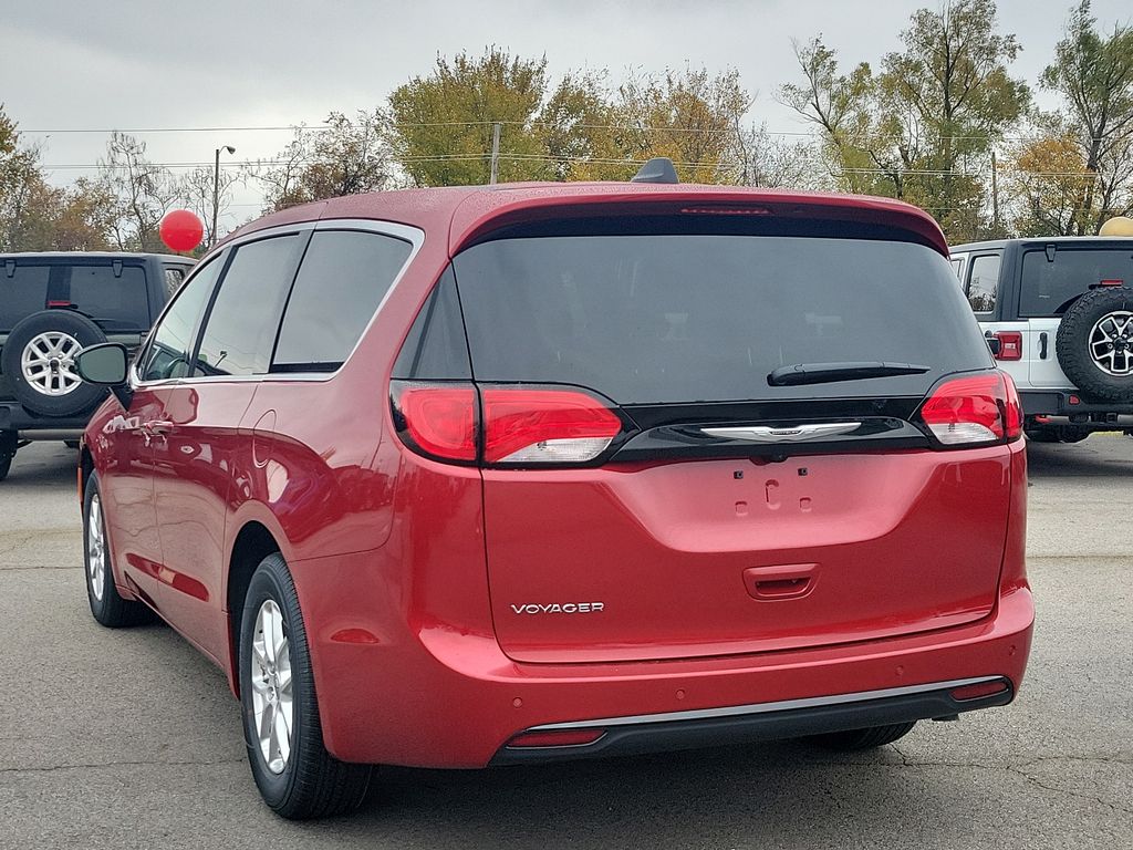 2025 Chrysler Voyager LX photo 4