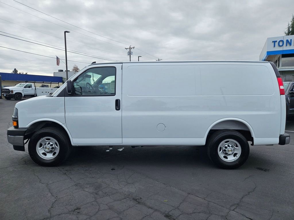 2025 Chevrolet Express Cargo 2500 photo 3