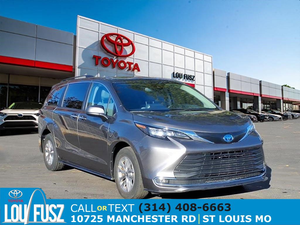 2024 Toyota Sienna XLE's photo