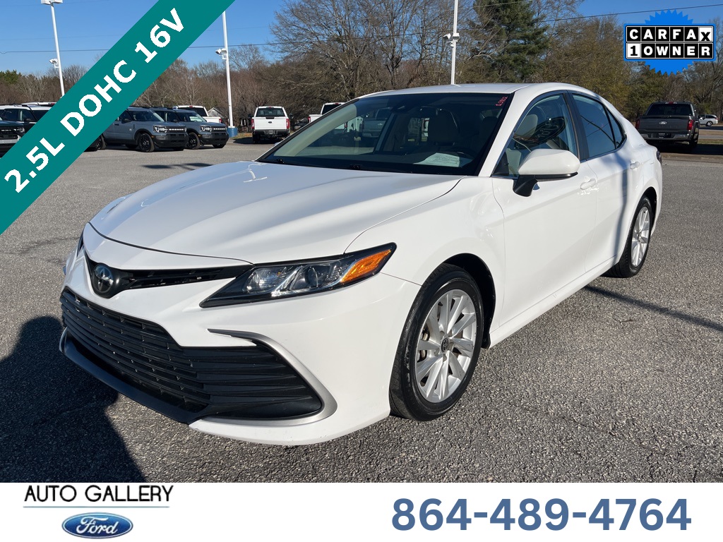 2024 Toyota Camry LE's photo