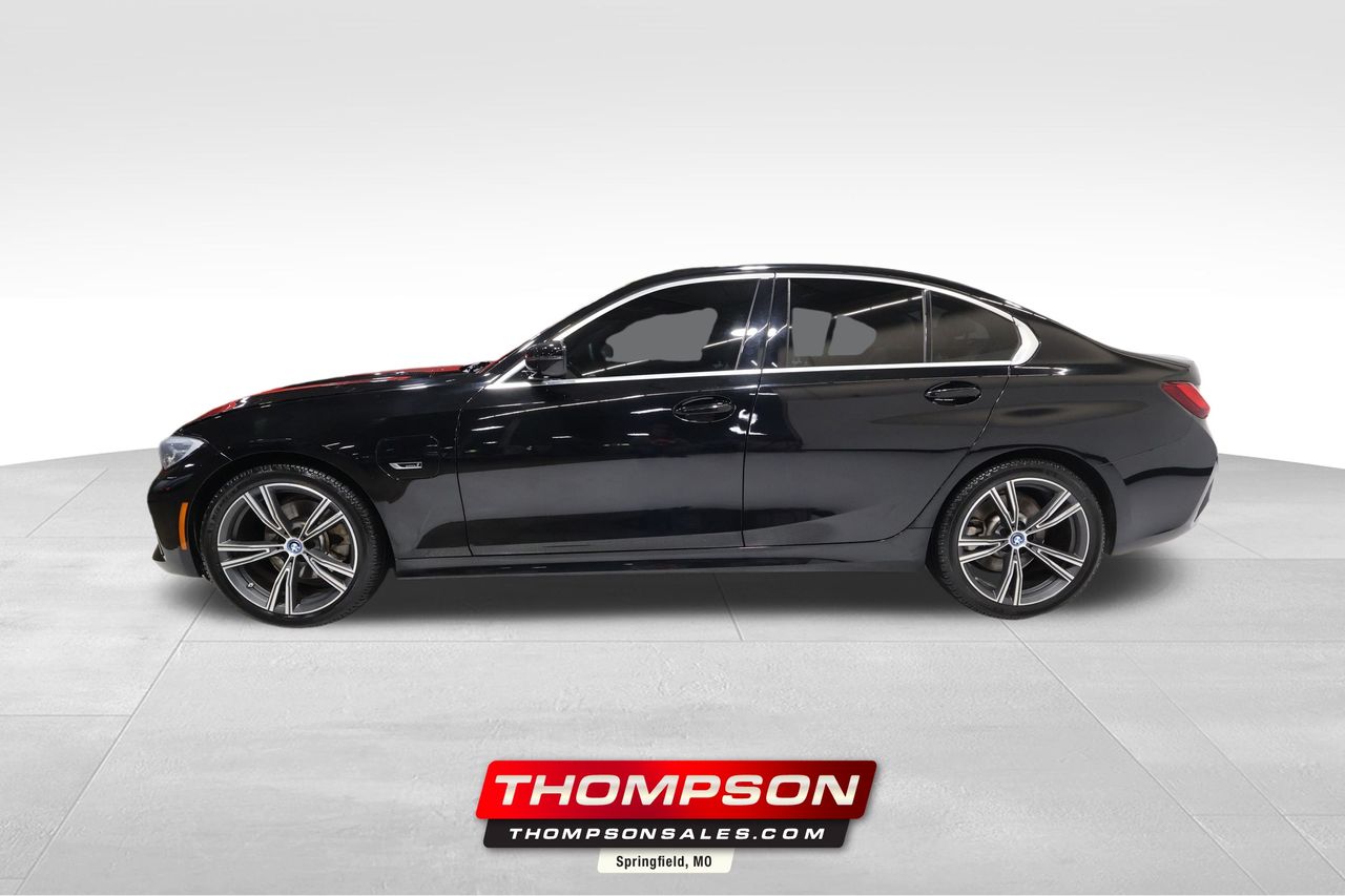 2022 BMW 3 Series 330e's photo