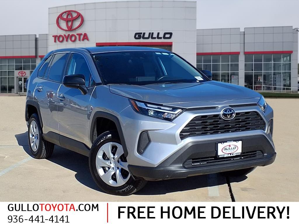 2025 Toyota RAV4 LE's photo