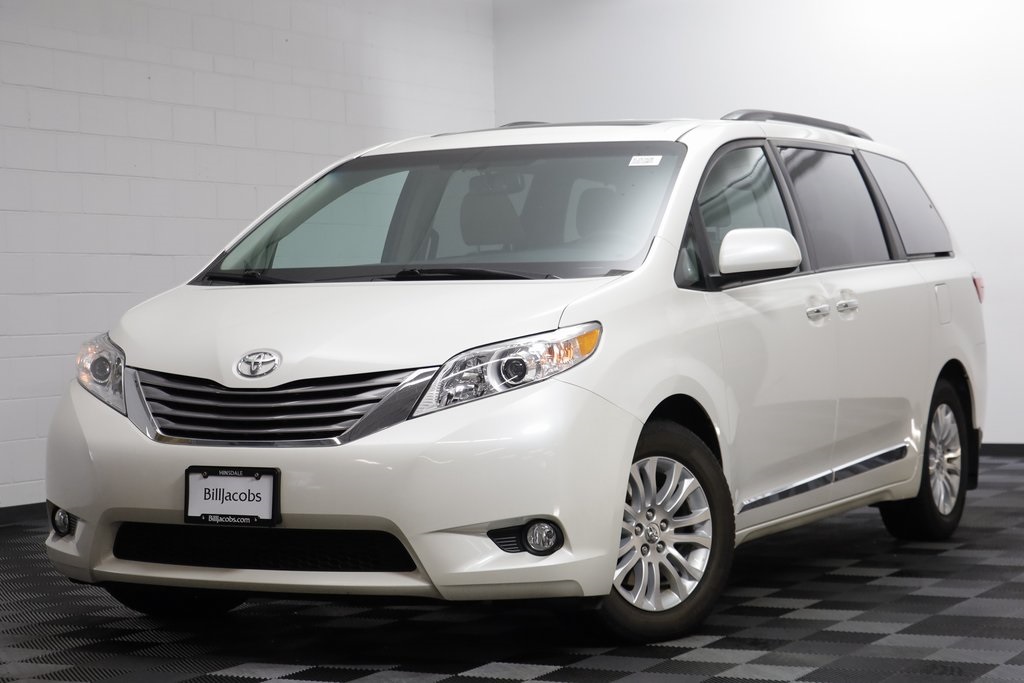2017 Toyota Sienna XLE's photo