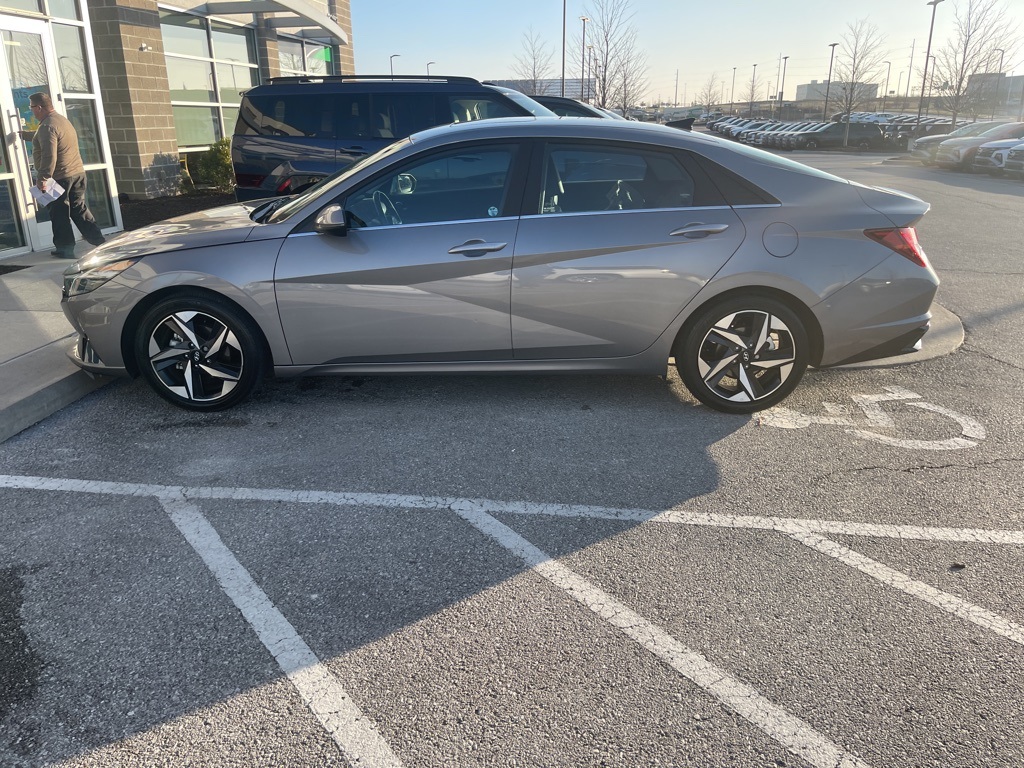 2023 Hyundai Elantra Limited's photo