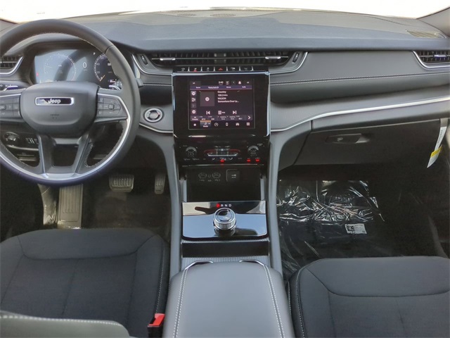 2025 Jeep Grand Cherokee Laredo photo 16