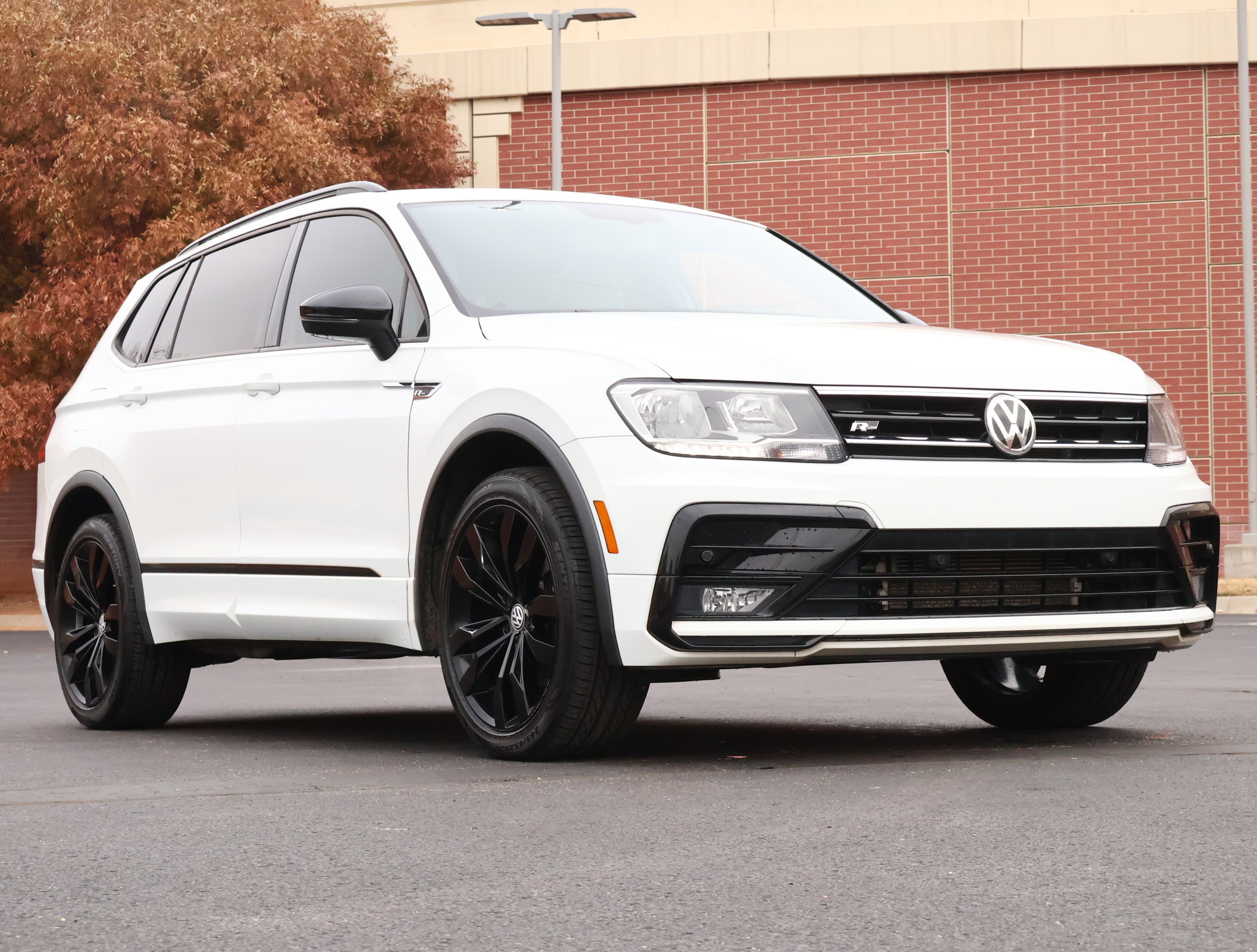 2020 Volkswagen Tiguan SE R-LINE BLACK's photo