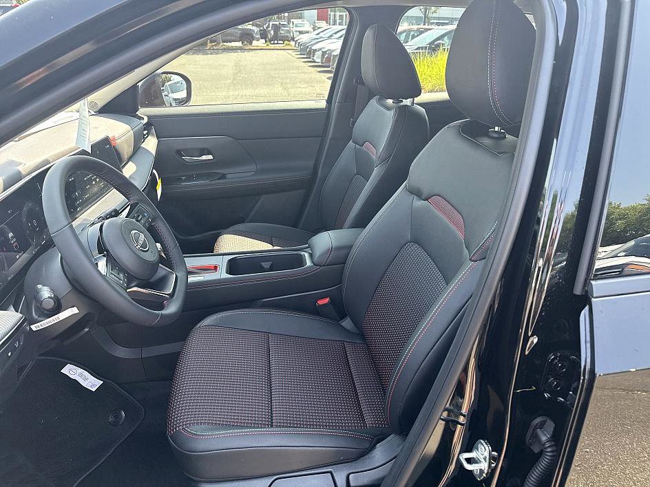 2025 Nissan Kicks SR photo 8