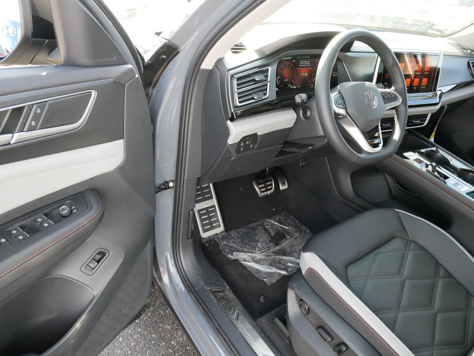2025 Volkswagen Atlas Peak Edition SE photo 2