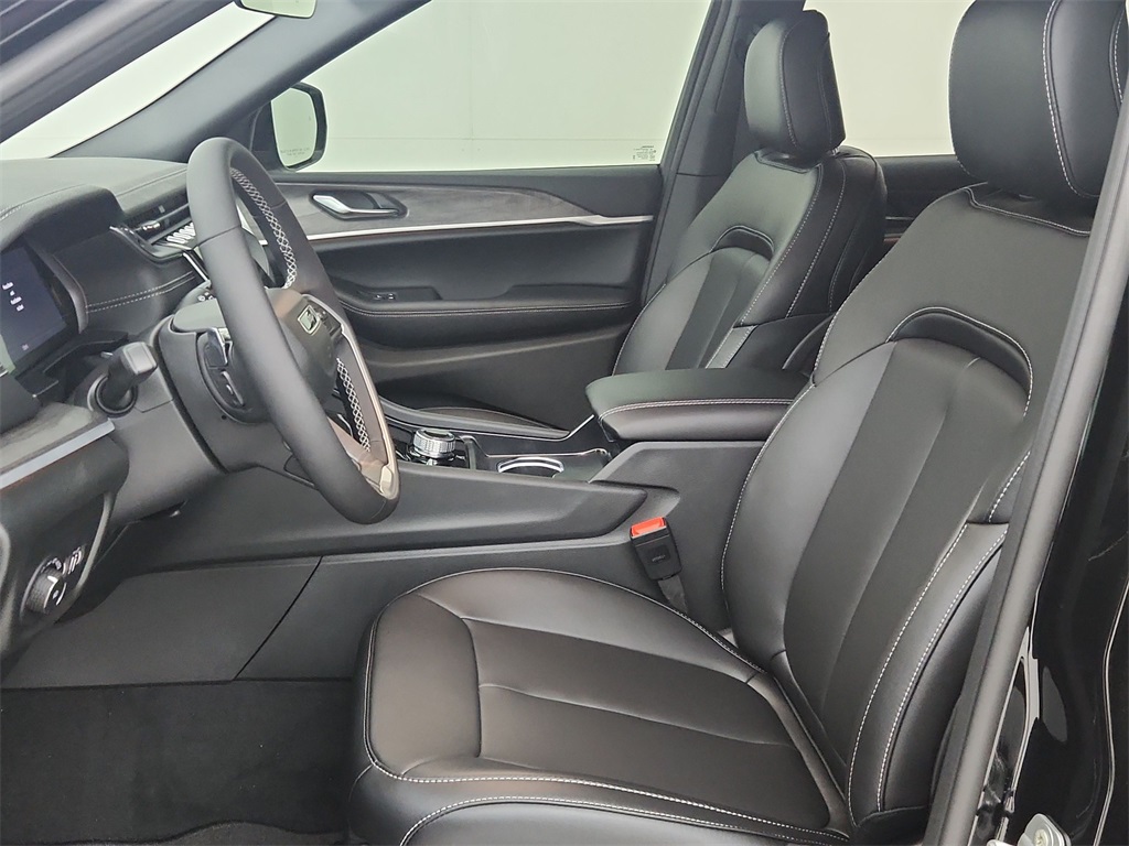 2025 Jeep Grand Cherokee Limited photo 2