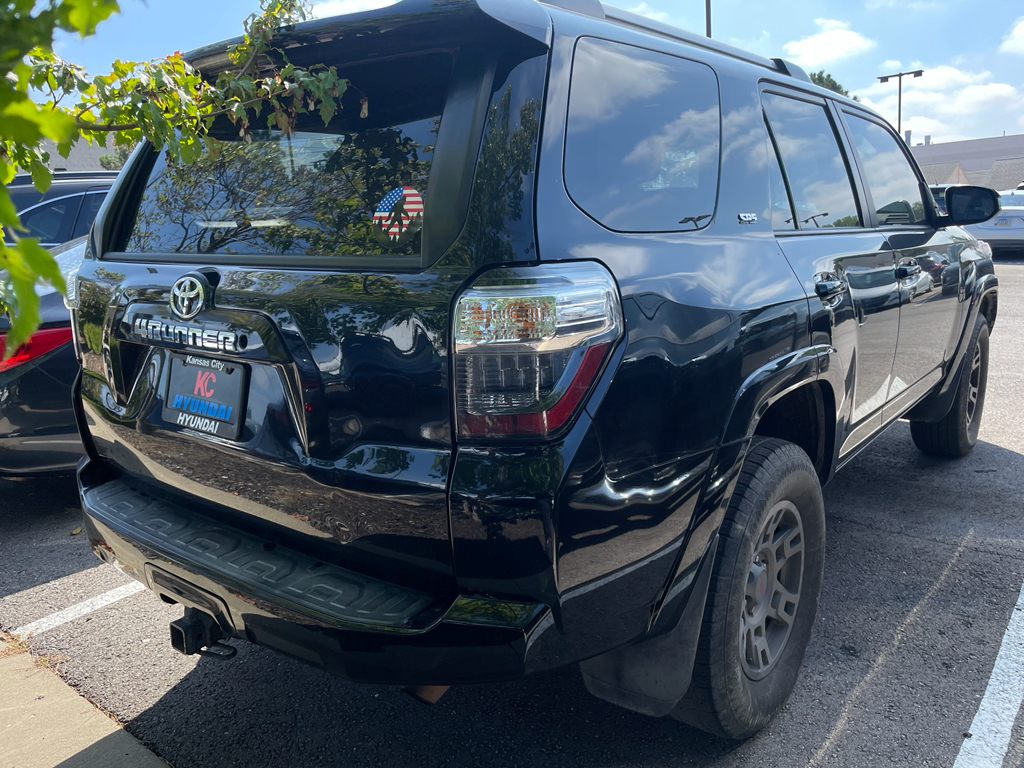 2019 Toyota 4Runner SR5 photo 4
