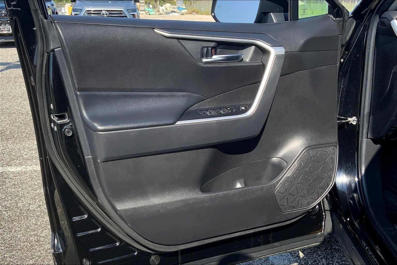 2022 Toyota RAV4 XLE photo 19