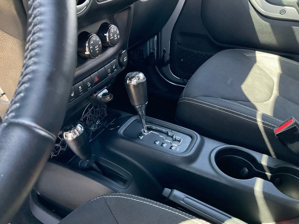 2016 Jeep Wrangler Unlimited Rubicon photo 9