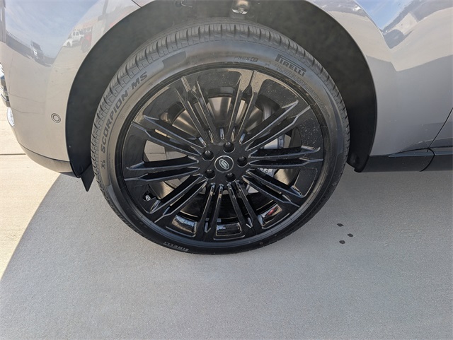 2025 Land Rover Range Rover SE photo 3