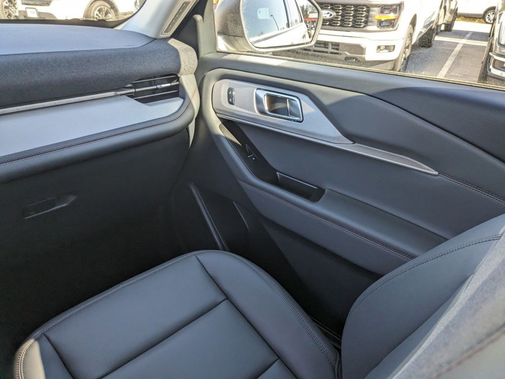 2025 Ford Explorer photo 17