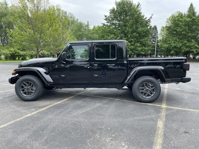 2025 Jeep Gladiator Sport S photo 2