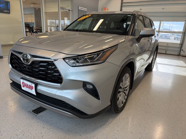 2024 Toyota Highlander LE photo 4