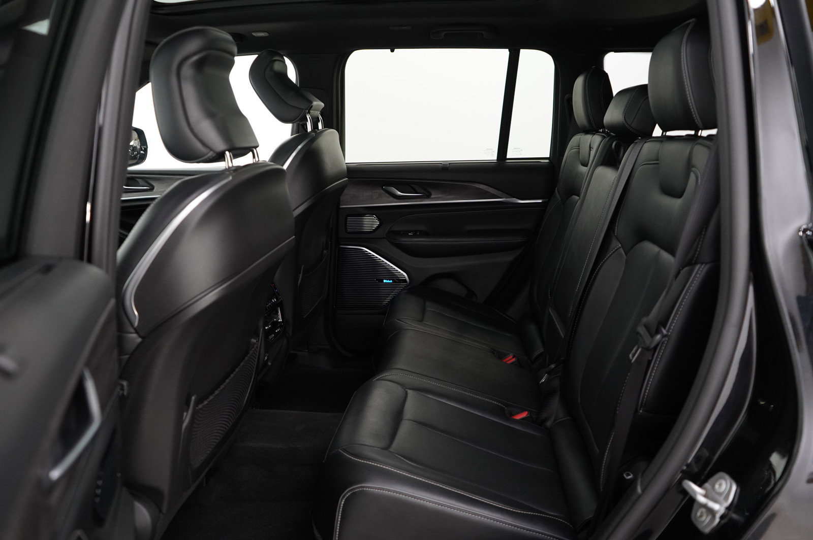 2022 Jeep Grand Cherokee Overland photo 14