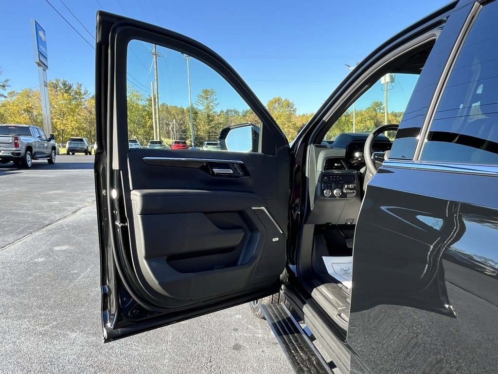 2026 Chevrolet Suburban High Country photo 2