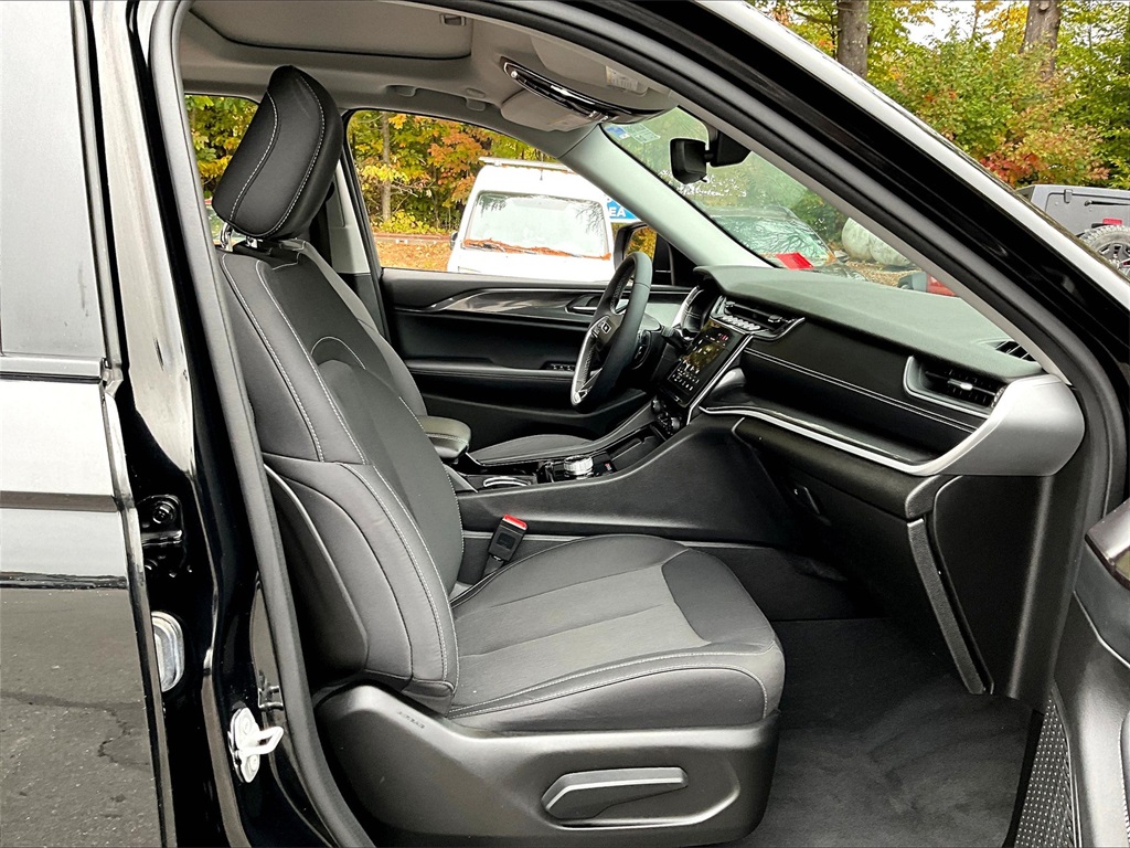 2023 Jeep Grand Cherokee Laredo photo 14