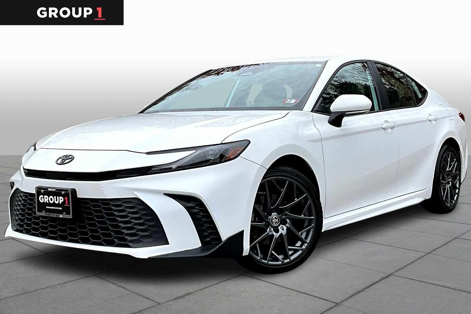 2025 Toyota Camry SE's photo