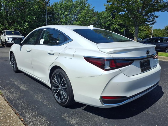 2025 Lexus ES 300h photo 3
