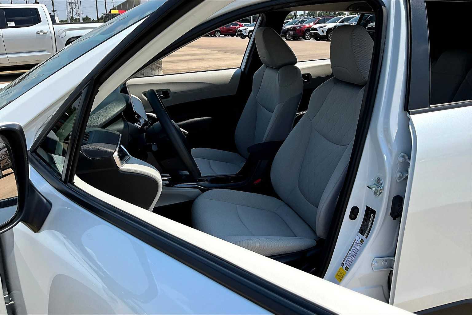 2023 Toyota Corolla Cross LE photo 7
