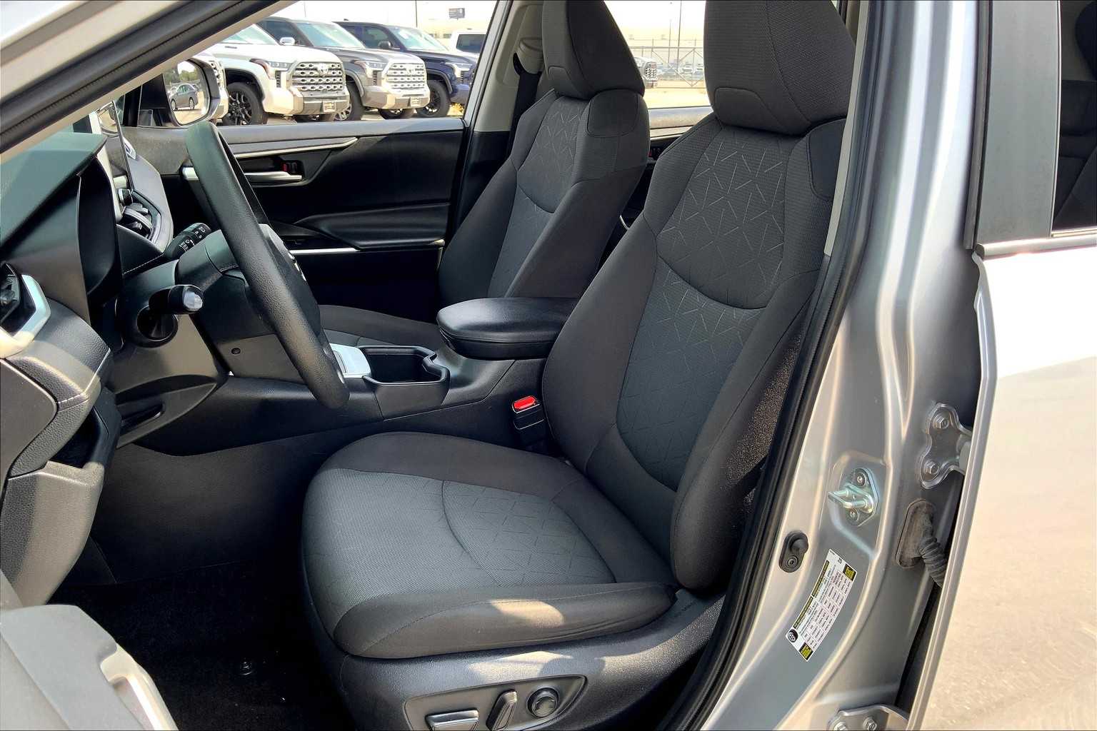 2024 Toyota RAV4 Hybrid XLE photo 4