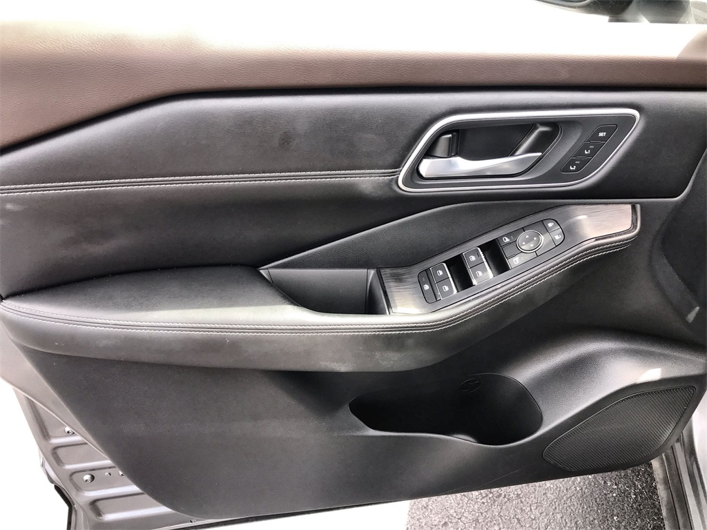 2023 Nissan Rogue Platinum photo 13