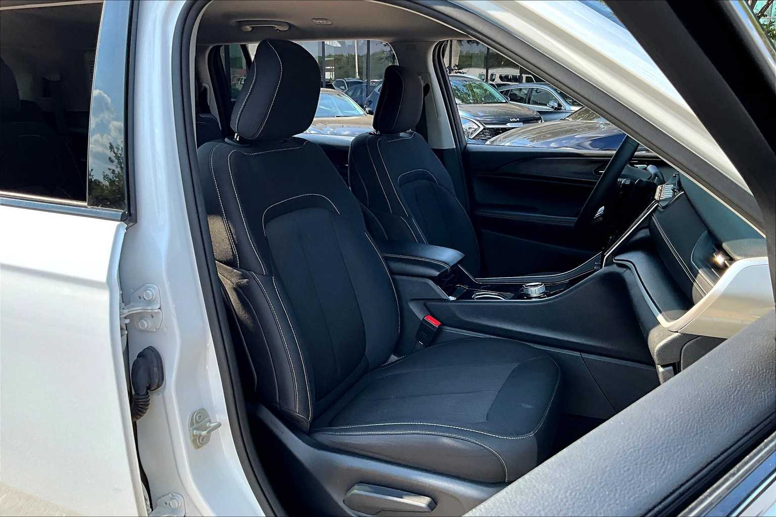 2023 Jeep Grand Cherokee Laredo Altitude photo 8