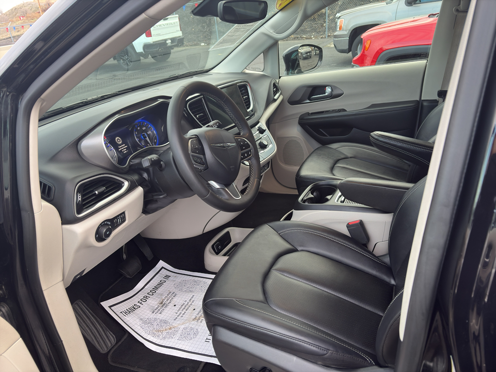 2024 Chrysler Pacifica Touring L photo 2