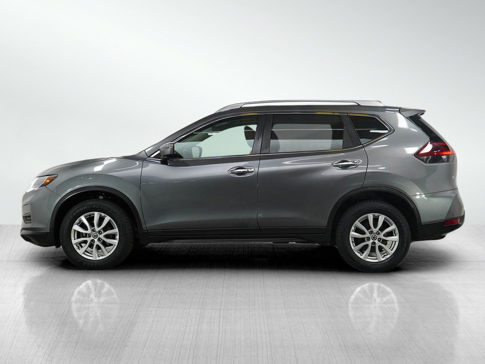Used 2018 Nissan Rogue SV with VIN KNMAT2MV2JP547504 for sale in Burnsville, Minnesota