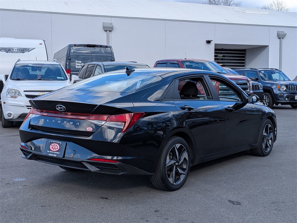 2023 Hyundai Elantra SEL photo 3