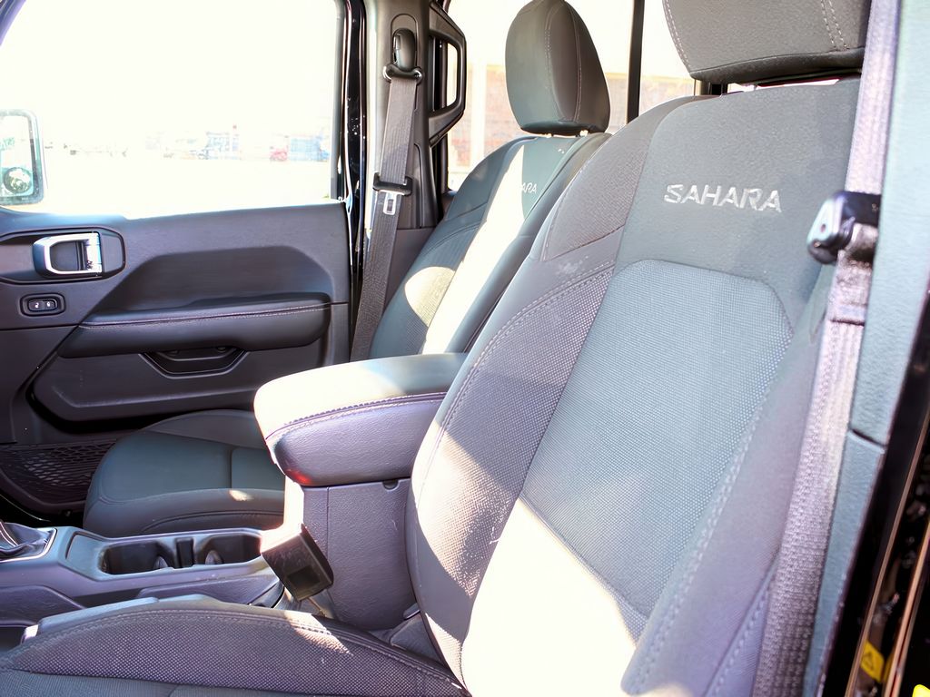 2023 Jeep Wrangler Sahara photo 12