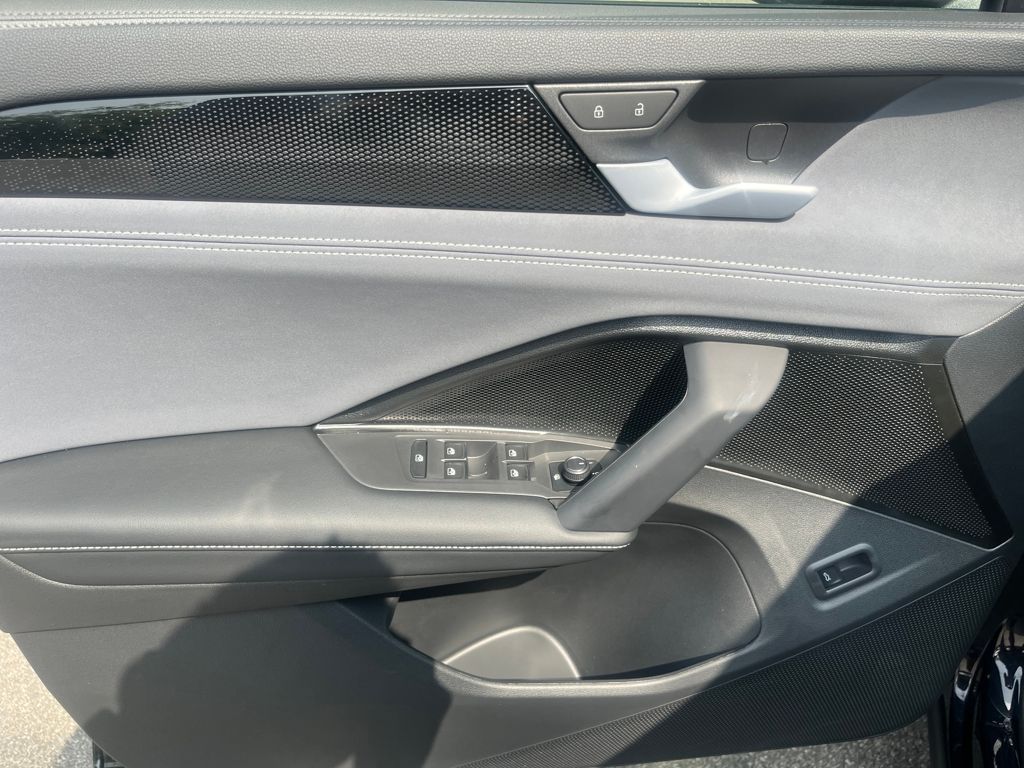 2025 Volkswagen Tiguan SE photo 8