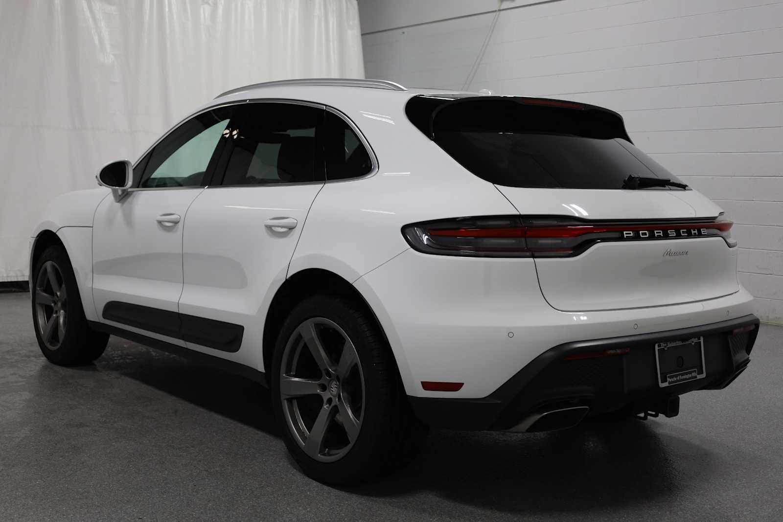 2023 Porsche Macan T photo 3