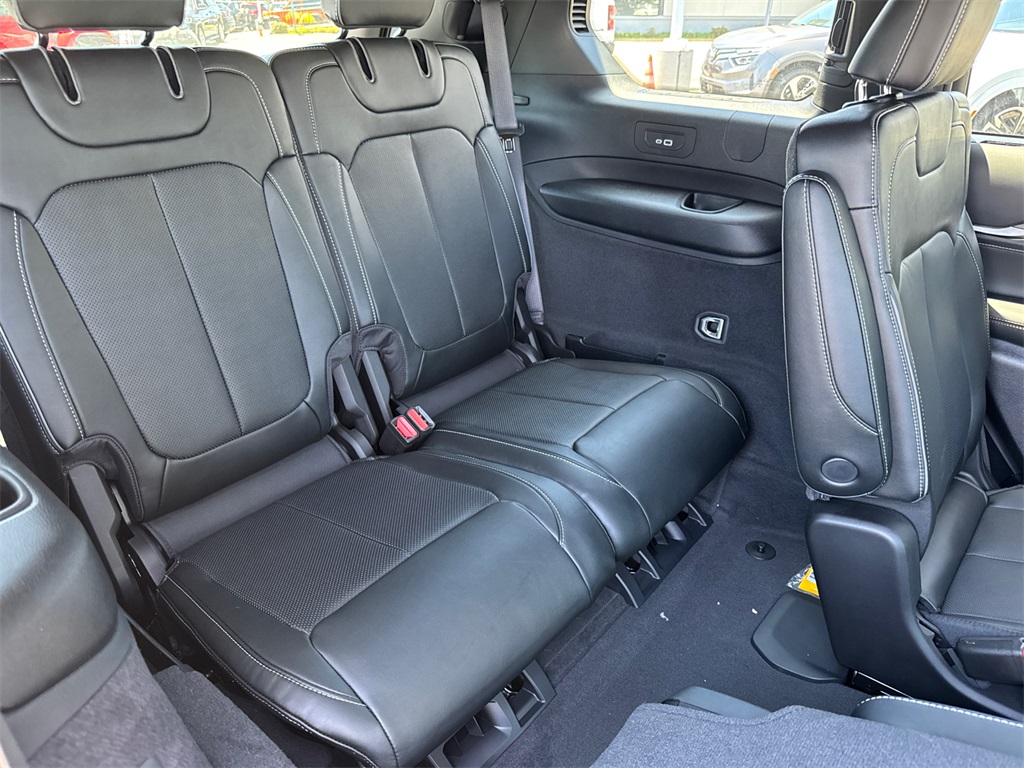 2025 Jeep Grand Cherokee Overland photo 16