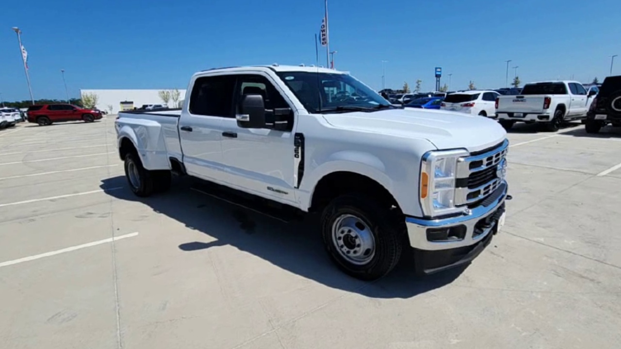 2023 Ford F-350 XLT photo 28