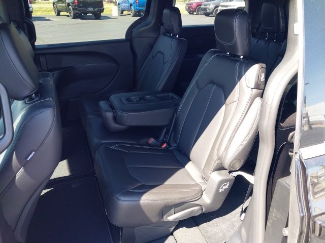 2026 Chrysler Pacifica photo 7