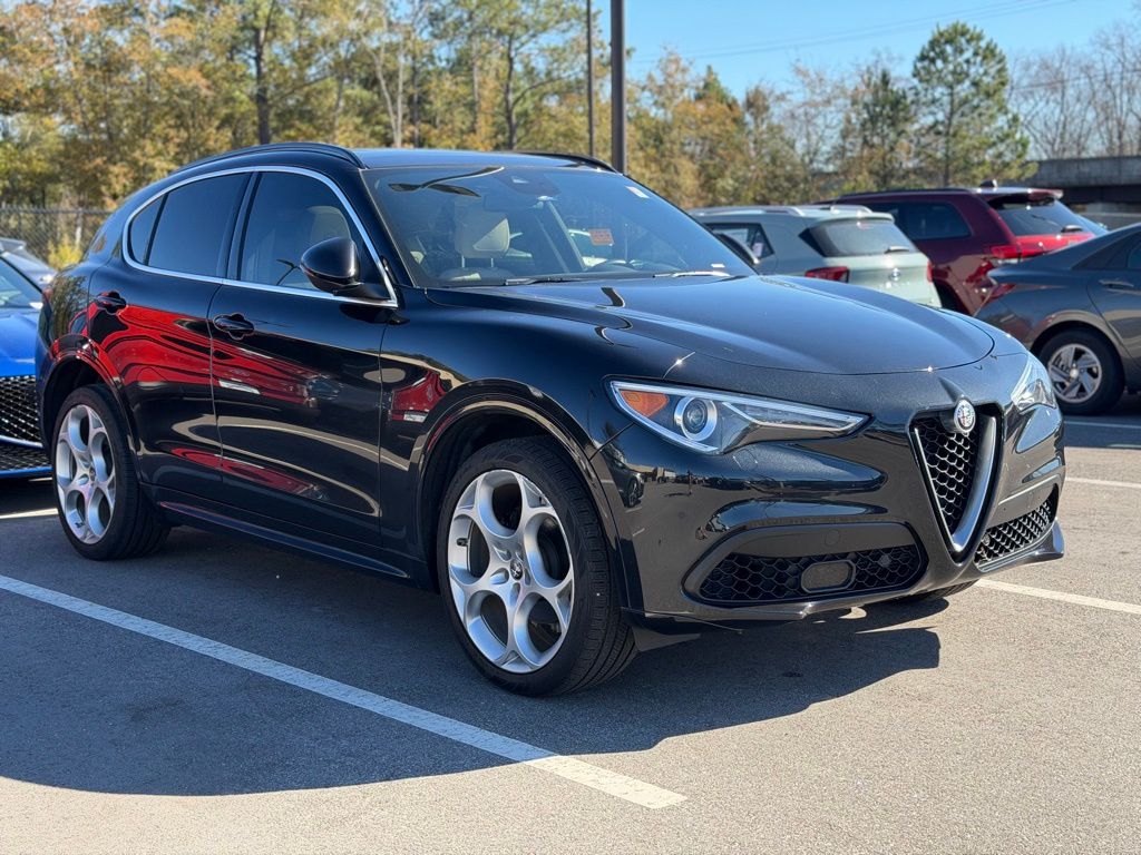 2023 Alfa Romeo Stelvio Ti photo 2