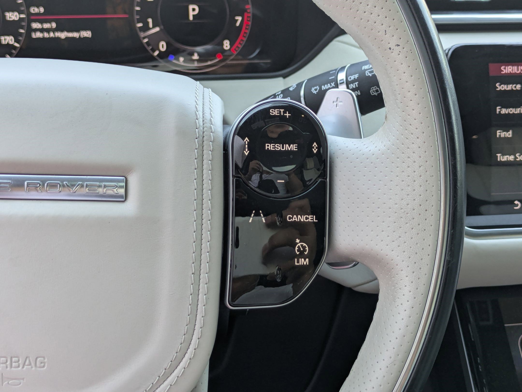 2020 Land Rover Range Rover Velar R-Dynamic HSE photo 17