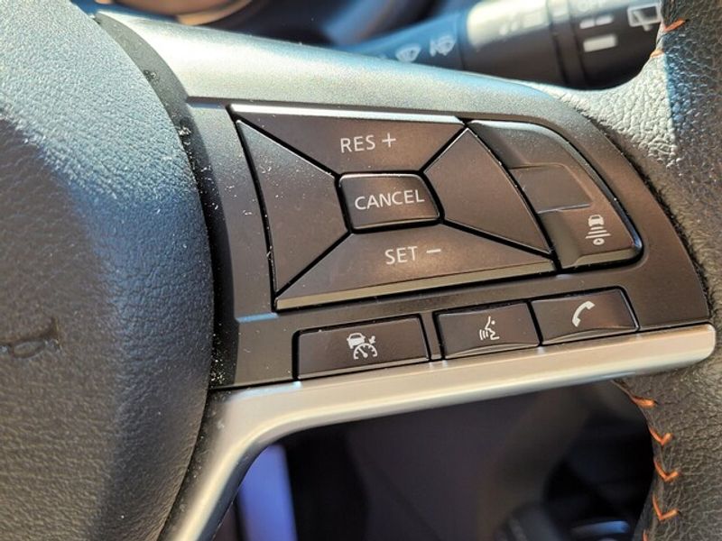 2023 Nissan Kicks SR photo 18