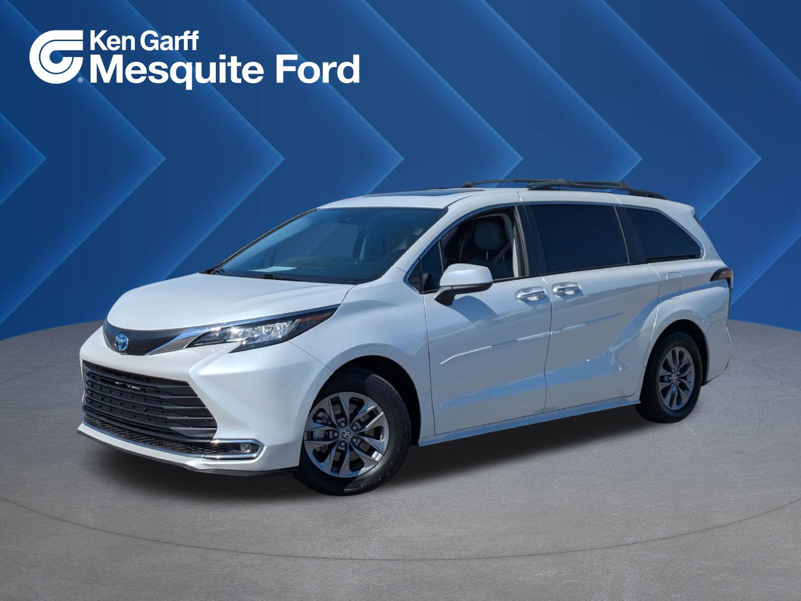 2023 Toyota Sienna XLE's photo