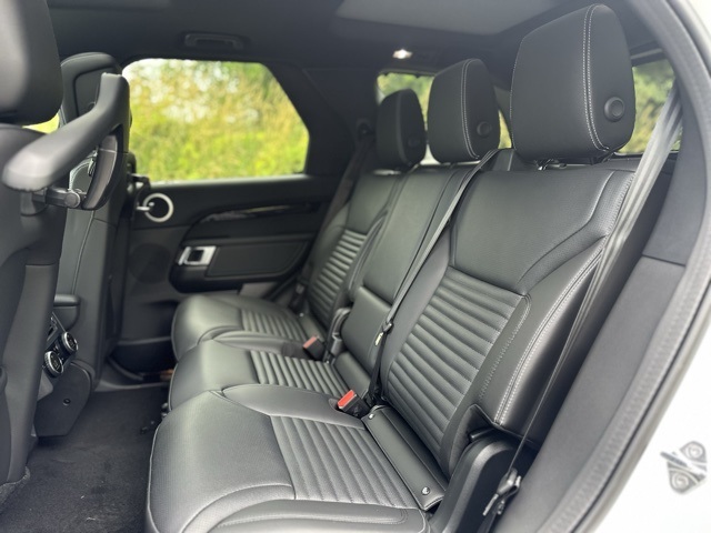 2025 Land Rover Discovery S photo 16