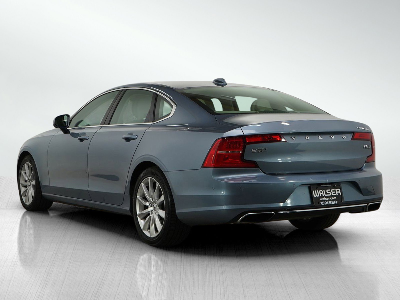 2017 Volvo S90 Momentum photo 3