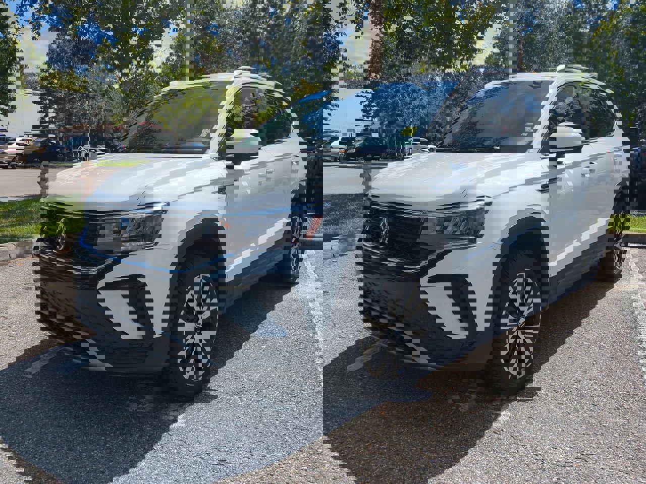 2023 Volkswagen Taos SE photo 2