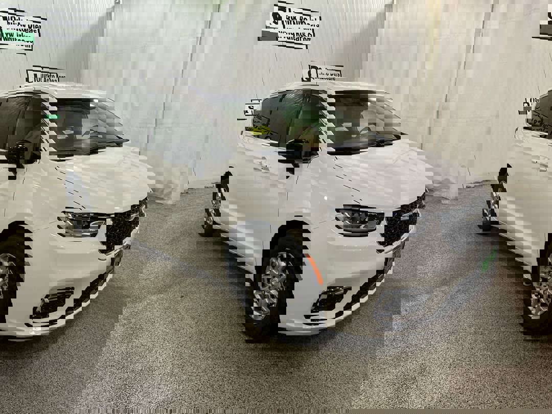 2026 Chrysler Pacifica Select's photo